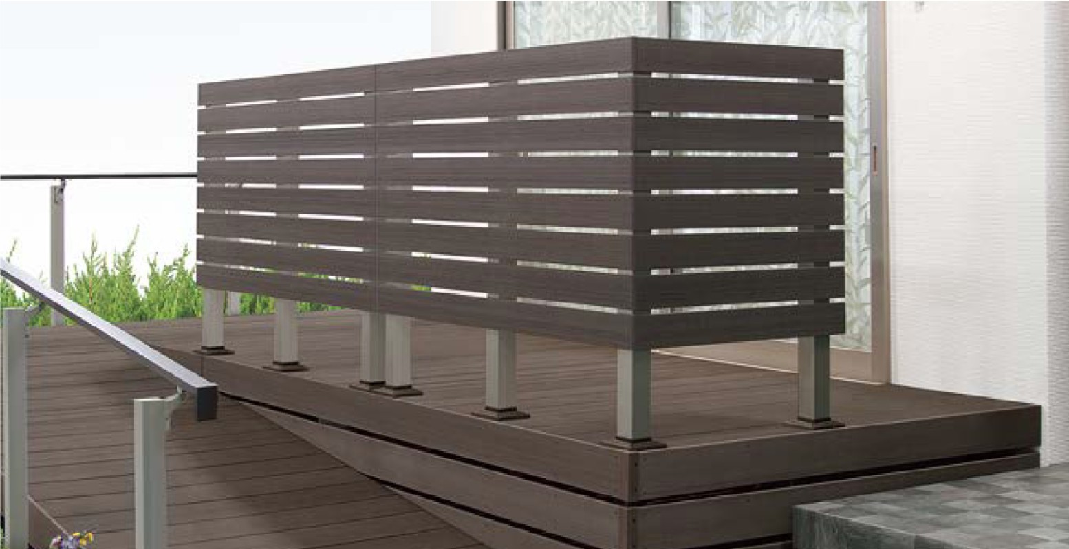 LIXIL　ガーデンスペース　ウッドデッキ　モダン　おしゃれ　エクステリア　愛知・名古屋の外構専門店パートナーホームのエクステリア　製品一覧　デザイナーズパーツフェンス デッキ仕様　デッキDC　デッキDS　※写真は樹ら楽ステージ 木彫に取付けた状態のものです。 平板15×100:8枚で4スパン（直角コーナー） 高さH：1200 クリエダークR|パートナーホーム