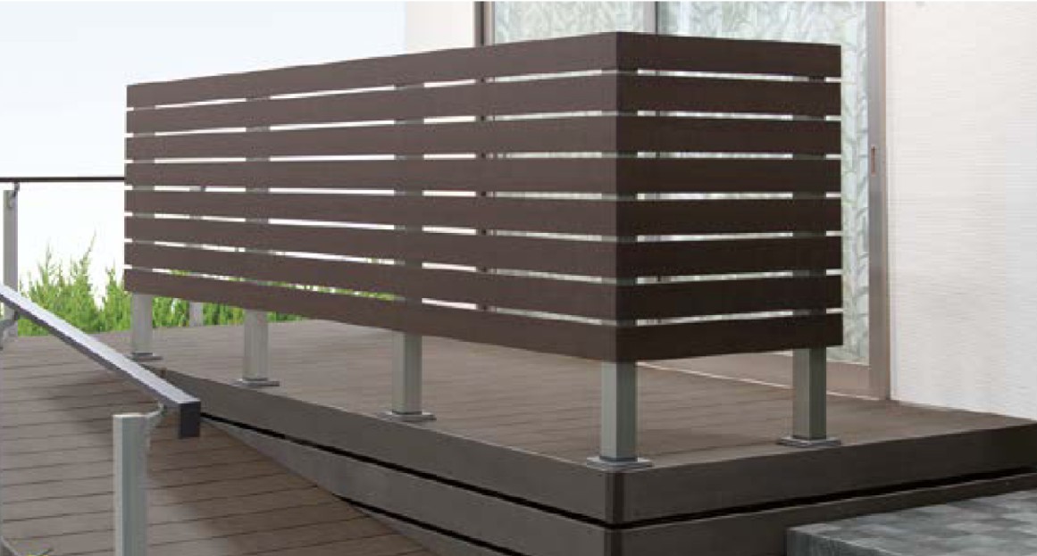 LIXIL　ガーデンスペース　ウッドデッキ　モダン　おしゃれ　エクステリア　愛知・名古屋の外構専門店パートナーホームのエクステリア　製品一覧　デザイナーズパーツフェンス デッキ仕様　デッキDC　デッキDS　※写真は樹ら楽ステージに取付けた状態のものです。 平板15✕100:8枚で4スパン（直角コーナー） 高さH：1200 クリエダーク ※フェンス本体とデッキは材質が異なるため、色味が異なって見える場合があります。|パートナーホーム