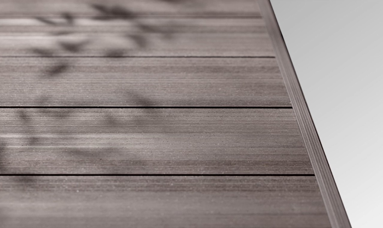 こだわったのは、天然木のようなナチュラル感。 木の自然な風合いを表現した「樹ら楽ステージ 木彫」。 粗密のランダムさや繊細な色ムラ、陰影の濃淡を追求し、不均一で心地いい木質の“ゆらぎ”を再現しました。 住まいに合わせてコーディネートできるよう、3色のカラーバリエーションをご用意しています。　LIXIL　ガーデンスペース　ウッドデッキ　タイルデッキ　外構　モダン　 おしゃれ　エクステリア　愛知・名古屋の外構専門店パートナーホームのエクステリア　製品一覧　樹ら楽 木彫タイプ|パートナーホーム