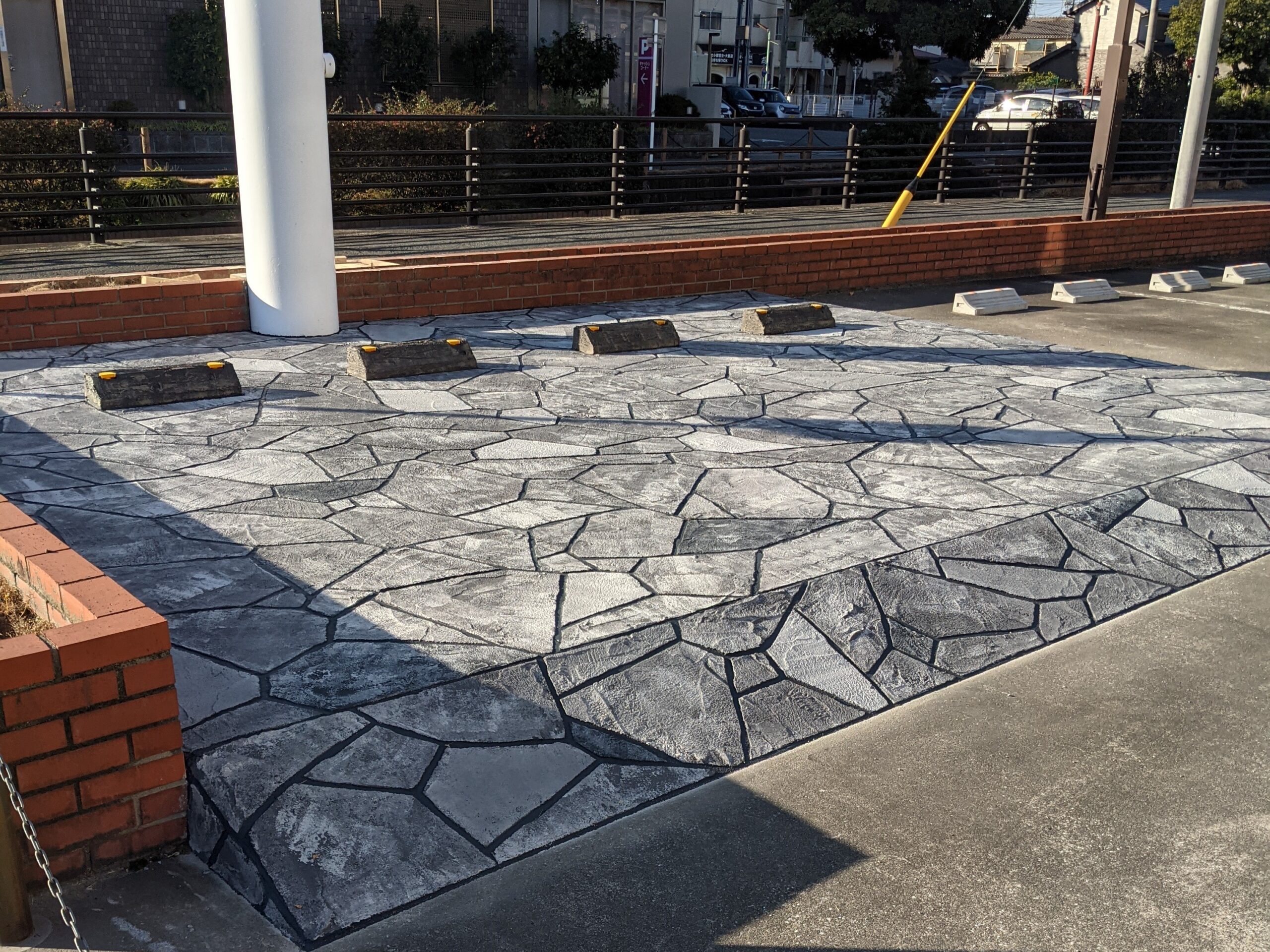 外構費用を抑える7つのコツ💡｜愛知で失敗しない外構工事の節約方法　名古屋の外構専門店パートナーホームのエクステリアトピックス ローラーストーン|パートナーホーム