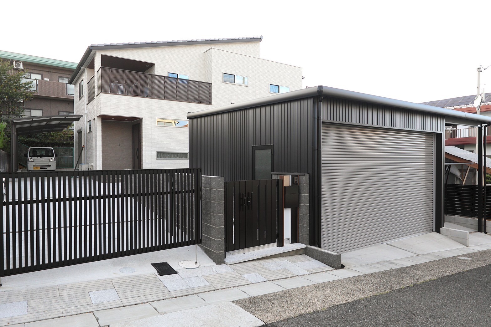 シャッター付きガレージ🔨|北名古屋市　外構工事　エクステリア　ガレージ　新築　パートナーホーム|パートナーホーム