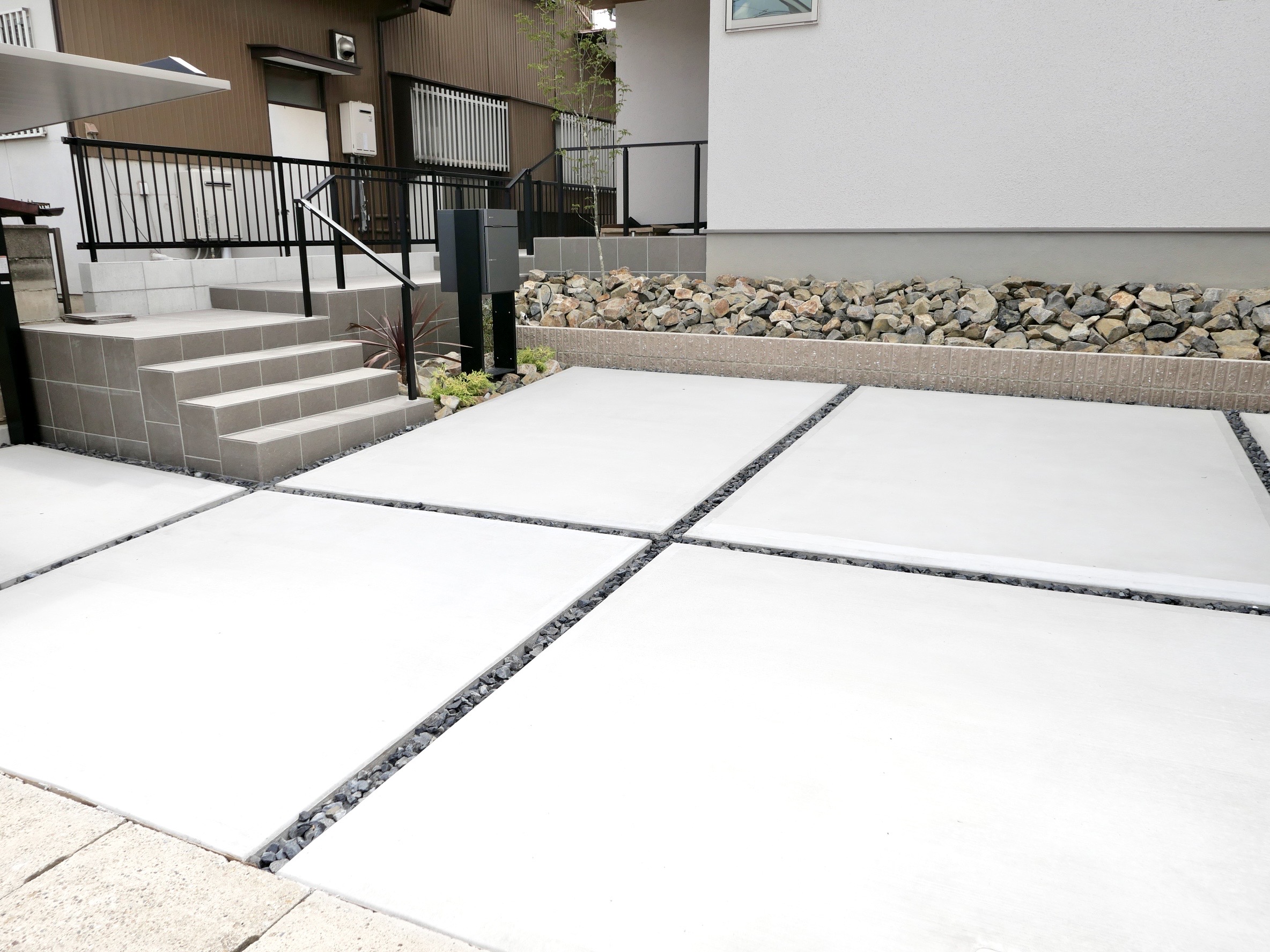 外構費用を抑える7つのコツ💡｜愛知で失敗しない外構工事の節約方法　名古屋の外構専門店パートナーホームのエクステリアトピックス 駐車場|パートナーホーム