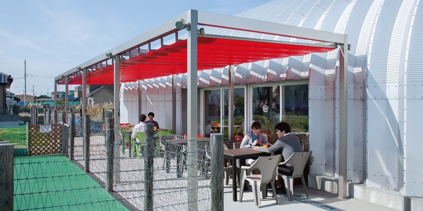 LIXIL　モダン　おしゃれ　エクステリア　愛知・名古屋の外構専門店パートナーホームのエクステリア　製品一覧　独立オーニング　【テラス席のあるカフェやレストラン、ショップなど】テラス席に独立オーニングを付けたら、自然と人が集まるように。　|パートナーホーム