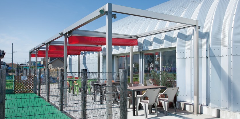 LIXIL　モダン　おしゃれ　エクステリア　愛知・名古屋の外構専門店パートナーホームのエクステリア　製品一覧　独立オーニング　【テラス席のあるカフェやレストラン、ショップなど】キャンバスを全開にして、日差しを採り入れることもできます。|パートナーホーム