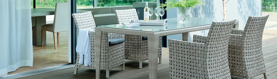 LIXIL　モダン　おしゃれ　エクステリア　愛知・名古屋の外構専門店パートナーホームのエクステリア　製品一覧　ガーデンファニチャー　TYPE 003　曲線と直線。粗い織りと密な織り。 異なる個性は時のアクセント。 異なる個性の出会いは、モダンなアクセント。 太く平らな人工ラタンが粗めに織られたチェアと、 細かく密に織られたテーブル。 微かに曲線を描くデザインのチェアと、直線的なテーブル。 心地良く時に溶け込む。|パートナーホーム