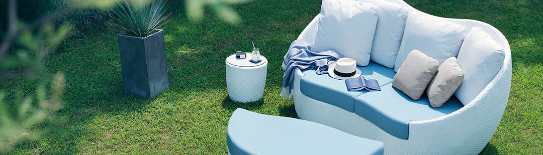 LIXIL　モダン　おしゃれ　エクステリア　愛知・名古屋の外構専門店パートナーホームのエクステリア　製品一覧　ガーデンファニチャー　TYPE 004 優美な曲線と自由な過ごし方が、 ラグジュアリーな時を奏でる。 そこにあるだけで優美さを醸し出す、 曲線の印象的なソファ。 どう座ろうか。どう過ごそうか。 自由を満喫させてくれる深く広々とした座面。 オットマンと組み合わせて足を投げ出せば、 ひときわラグジュアリーな時が訪れる。|パートナーホーム