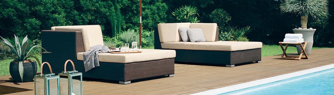 LIXIL　モダン　おしゃれ　エクステリア　愛知・名古屋の外構専門店パートナーホームのエクステリア　製品一覧　ガーデンファニチャー　TYPE 005　ワイド＆ロングの居心地は、 優雅＆豊かな時と呼応する。 背面に寄りかかり、足を投げ出してみる。 手足を伸ばして、ごろりと寝転んでみる。 その時々、思いのまま自由に過ごせるのは、 ワイド＆ロングなソファならでは。 広さはそのまま、心のゆとりとひと時の豊かさに繋がる。 本体 ････････････････ 人工ラタン（ポリエチレン）、アルミニウム クッション材 ････････ ポリウレタン クッションカバー ････ アクリル|パートナーホーム