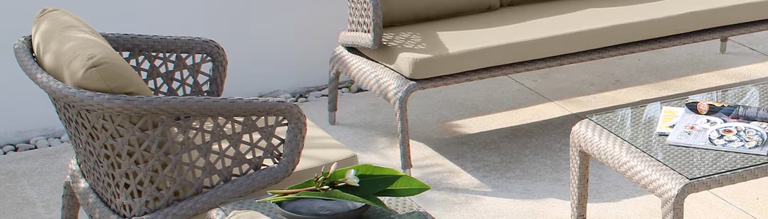 LIXIL　モダン　おしゃれ　エクステリア　愛知・名古屋の外構専門店パートナーホームのエクステリア　製品一覧　ガーデンファニチャー　TYPE 008　優しいラタンの風合いと 曲線美が特徴 TYPE 008 幾何学的に編み込まれた優しい色合いのラタン。 陽光に照らされた特徴的な編模様がもたらす影も優美で、 格別なアウトドアリビング空間を創り出します。 脚や背もたれの曲線デザインと安らぎのある肌触りで穏やかな時に寄り添います。|パートナーホーム