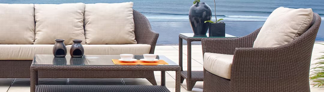 LIXIL　モダン　おしゃれ　エクステリア　愛知・名古屋の外構専門店パートナーホームのエクステリア　製品一覧　ガーデンファニチャー　TYPE 009　安らぎに満ちた オーソドクッスなフォルム TYPE 009 なだらかなくびれを持ったフォルムと、 繊細な織りが施された職人技が光るチェア。 伝統的なデザインは落ち着いた雰囲気を醸し出し、 重厚感のあるスペースが叶います。 ゆったりくつろげる快適さにも魅せられる愛着の湧くリビングセットです。|パートナーホーム