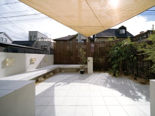 LIXIL　エクステリアタイル　仕様【外構エクステリア商品】LIXIL　モダン　おしゃれ　エクステリア　愛知・名古屋の外構専門店パートナーホームのエクステリア　製品一覧　エクステリアタイル　 ガーデニングやアウトドア用品のメンテナンス、ペットとのコミュニケーションなど、室内と室外の中間領域での活動は多様化しています。室内では「汚れ」や「傷」に強く清掃性に優れ、室外では「すべり」に対する安全性を高められる、内装・外装床タイルでの同一コーディネートがおすすめです。|パートナーホーム