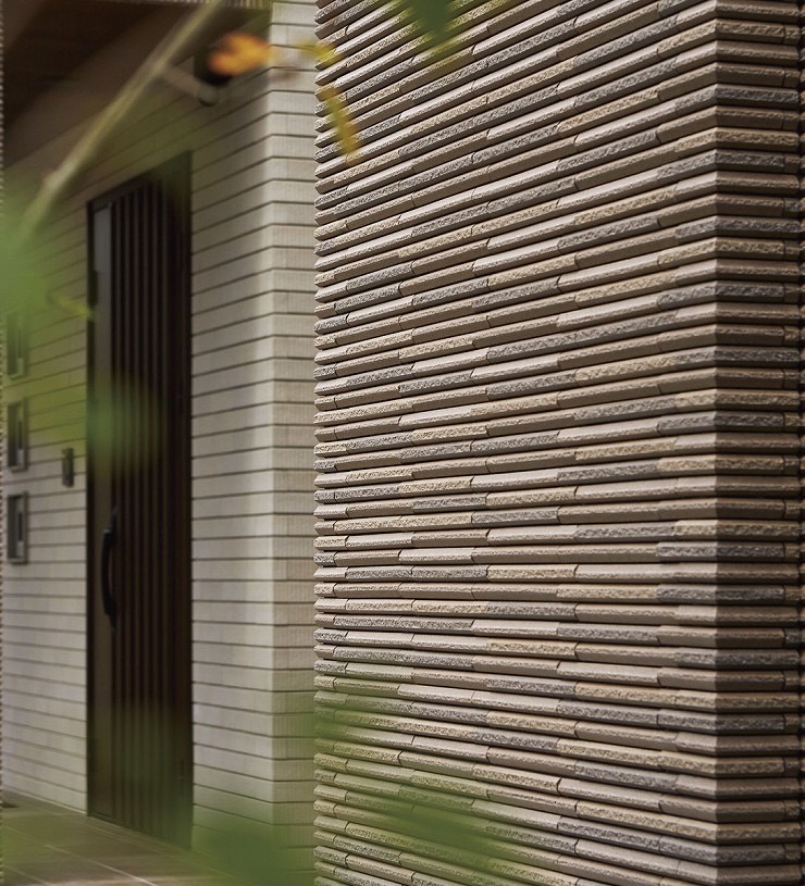 LIXIL　モダン　おしゃれ　エクステリア　愛知・名古屋の外構専門店パートナーホームのエクステリア　製品一覧　エクステリアタイル 外装壁タイル　　細割ボーダー（標準割面）テーパー加工された割肌面が特長の、細長いボーダー形状のタイルです。ランダムな表面傾斜と整列したデザインの二つのバリエーションが、比類なき陰影を創り出し、壁に深みと動きをもたらします。|パートナーホーム