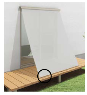 LIXIL　モダン　おしゃれ　エクステリア　愛知・名古屋の外構専門店パートナーホームのエクステリア　製品一覧　スタイルシェード　デッキ固定タイプ ボトムバーのリングをデッキフックに引っ掛けます。 スリムでシンプルなデザインを採用しました。 ※天然木・人工木・土間コンクリート・タイルデッキに取り付けられます。|パートナーホーム
