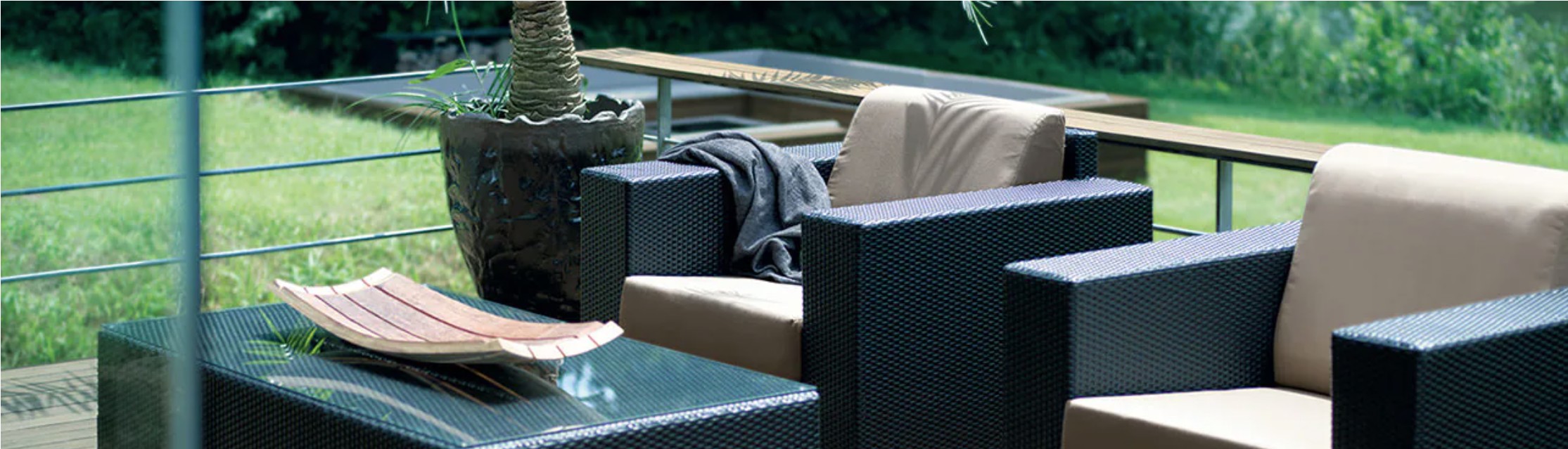 LIXIL　モダン　おしゃれ　エクステリア　愛知・名古屋の外構専門店パートナーホームのエクステリア　製品一覧　ガーデンファニチャー　TYPE 001　アーバンな印象のあるスクエアなソファ。 腰を下ろすと座面が深く、想像以上にゆったり。 広く奥行きあるアーム部に肘をかければ、くつろぎも格別。 織りの細かい人工ラタンがやさしく光と風を誘う。|パートナーホーム