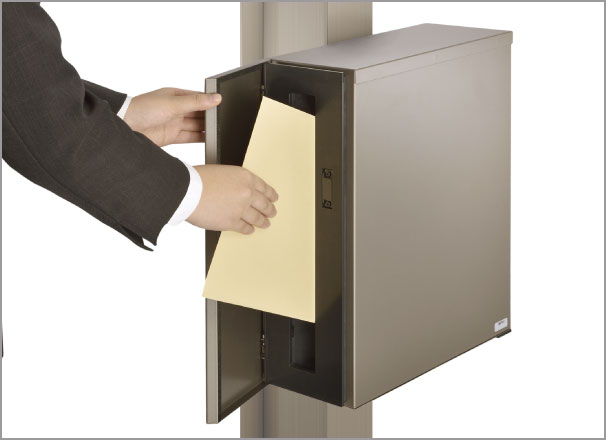 三協アルミ　モダン　おしゃれ　エクステリア　愛知・名古屋の外構専門店パートナーホームのエクステリア　製品一覧　機能ポール　ファノーバ２　ポスト〈側面設置タイプ〉 前入れ後出し、前入れ横出しで使用できるため、さまざまな敷地に対応できます。取り付ける場所に応じて取り出し口の開き勝手の変更ができます。|パートナーホーム