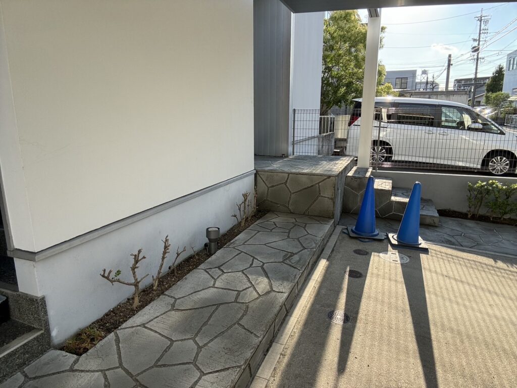 ローラーストーン施工中…💭385【愛知・名古屋の外構工事専門店ブログ】ローラーストーン　愛知　名古屋市　パートナーホーム　リフォーム　コンクリート　アプローチ　|パートナーホーム