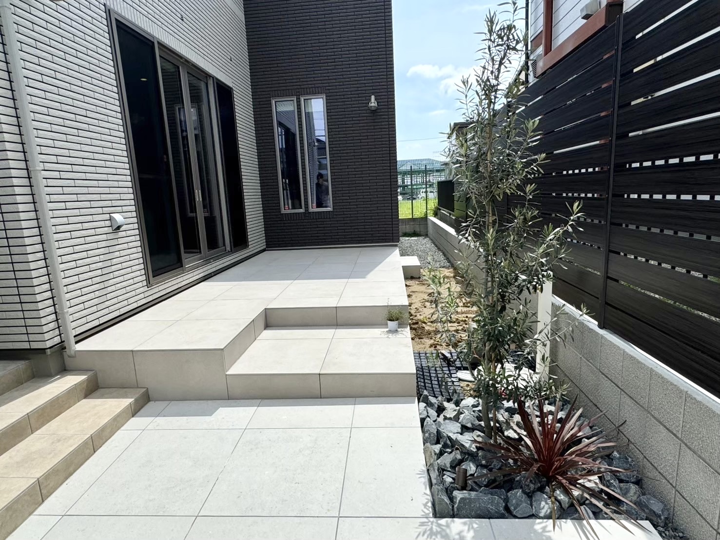 本日のつぶやき…💭386【愛知・名古屋の外構工事専門店ブログ】|新築外構工事　アプローチ　大判タイル　ホワイト　タイルデッキ　玄関まわり　おしゃれ　エクステリア|パートナーホーム