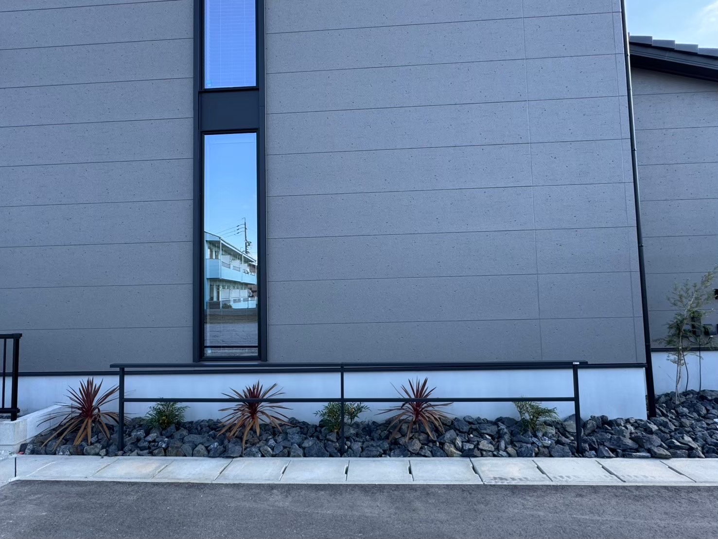 低木にコルジリネレッドスターを🌱|外壁沿い　低木　割栗石　コルジリネ　レッドスター　植栽　アベリア　エクステリア|パートナーホーム