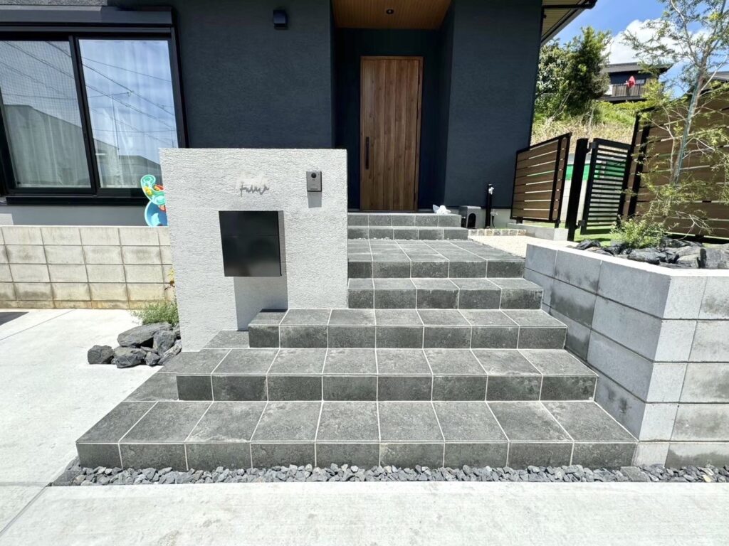 お庭付きの新築外構..💭387【愛知・名古屋の外構工事専門店ブログ】新築外構工事　エクステリア　庭　人工芝　目隠しフェンス　アプローチ　門塀　パートナーホーム|パートナーホーム