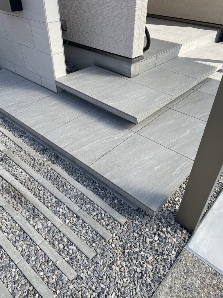 おしゃれな浮き階段..💭388【愛知・名古屋の外構工事専門店ブログ】新築外構　タイル　600×600　タイルデッキ　フロート階段　浮き階段　フローティング　エクステリア　パートナーホーム|パートナーホーム