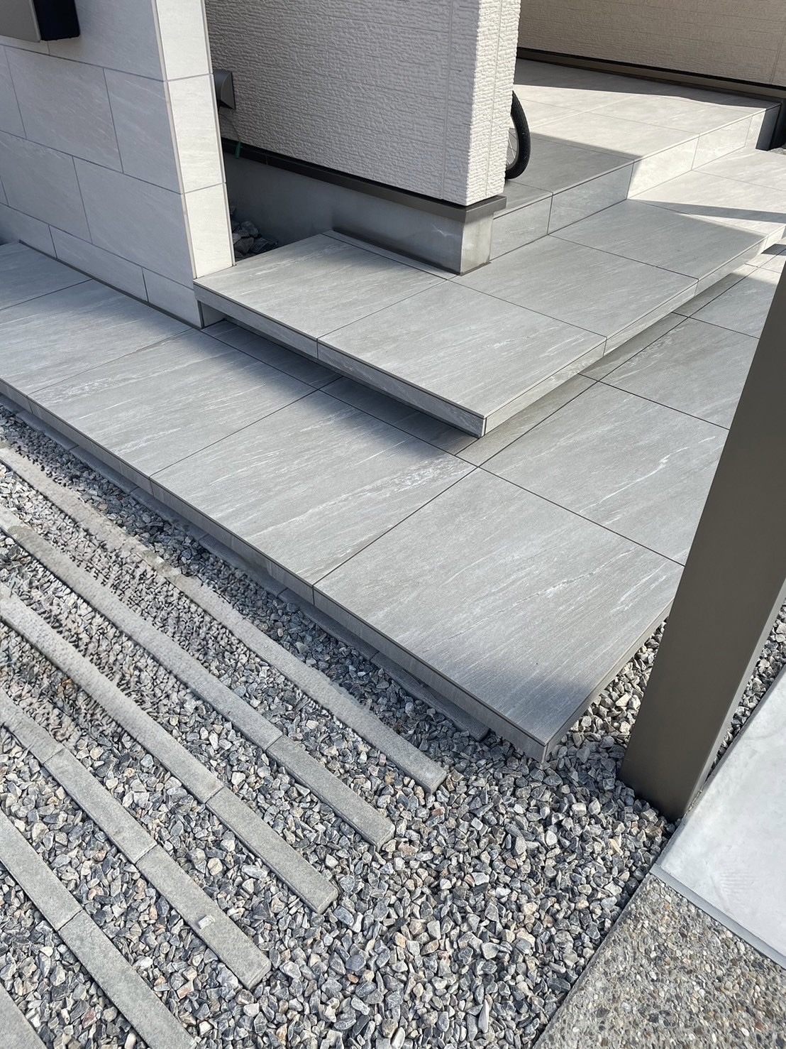 おしゃれな浮き階段..💭388【愛知・名古屋の外構工事専門店ブログ】|新築外構　タイル　600×600　タイルデッキ　フロート階段　浮き階段　フローティング　エクステリア　パートナーホーム|パートナーホーム