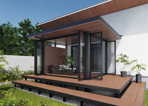 三協アルミ　モダン　おしゃれ　エクステリア　愛知・名古屋の外構専門店パートナーホームのエクステリア　製品一覧　X.スタイル（クロス.スタイル）　ガーデンルーム　壁寄せ納まり／デッキON仕様 リビングと一体感のある人工木デッキ「ヴィラウッド」との組み合わせ。|パートナーホーム