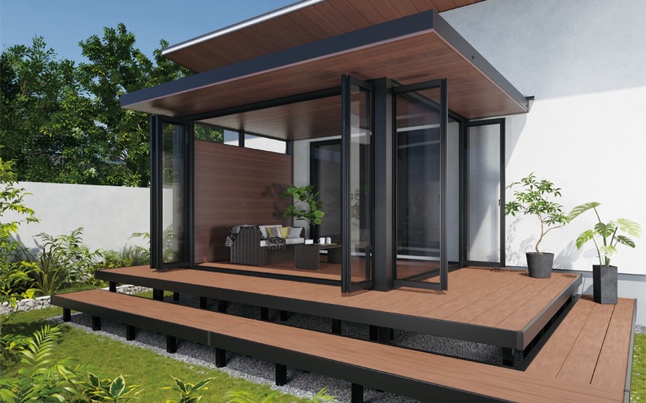 テラス　三協アルミ　モダン　おしゃれ　エクステリア　愛知・名古屋の外構専門店パートナーホームのエクステリア　製品一覧　X.スタイル（クロス.スタイル）　ガーデンルーム　壁寄せ納まり／デッキON仕様 リビングと一体感のある人工木デッキ「ヴィラウッド」との組み合わせ。 ※画像は「ガーデンルーム」です。|パートナーホーム