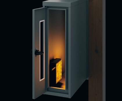 三協アルミ　モダン　おしゃれ　エクステリア　愛知・名古屋の外構専門店パートナーホームのエクステリア　製品一覧　門まわり装飾　マクリズム　機能ポール　機能ポール（マクリズムP）ポストライト（オプション） 取り出し口を開くとポスト内部が点灯する、ポストライトもオプションで用意しています。 ●前入れ横出し（右勝手）タイプにポストライトは取り付けできません。|パートナーホーム