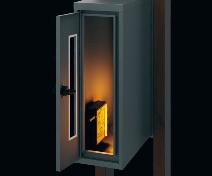 三協アルミ　モダン　おしゃれ　エクステリア　愛知・名古屋の外構専門店パートナーホームのエクステリア　製品一覧　門まわり装飾　マクリズム　機能門柱　ポストライト（オプション） 取り出し口を開くとポスト内部が点灯する、ポストライトもオプションで用意しています。●前入れ横出し（右勝手）タイプにポストライトは取り付けできません。|パートナーホーム