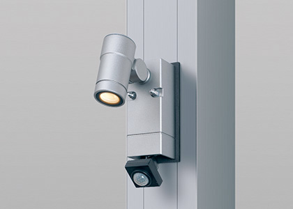 三協アルミ　モダン　おしゃれ　エクステリア　愛知・名古屋の外構専門店パートナーホームのエクステリア　製品一覧　X.スタイル（クロス.スタイル）　マルチルーフ　スポットライト（DC12V） カーポートの柱に取り付け、夜間の車の乗り降りがしやすくなる環境保全と省エネに配慮したLEDスポットライトです。 ※画像はSLS1N型です。|パートナーホーム