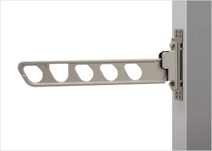 三協アルミ　モダン　おしゃれ　エクステリア　愛知・名古屋の外構専門店パートナーホームのエクステリア　製品一覧　X.スタイル（クロス.スタイル）　マルチルーフ　竿掛けセット 柱取り付けタイプ 上45゜、水平、下25゜の3段操作が可能で、アームのスイング収納により柱からの張り出し幅を抑えます。|パートナーホーム