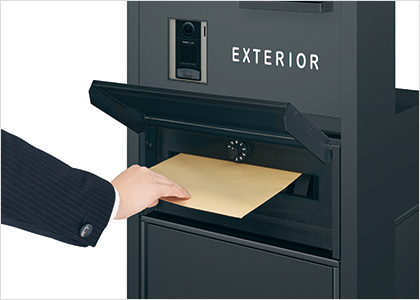 利便性 三協アルミ　モダン　おしゃれ　エクステリア　愛知・名古屋の外構専門店パートナーホームのエクステリア　製品一覧　機能ポール フレムス Light　ポスト 横型の大型サイズで、メール便を受け取ることができ、再配達を軽減します。|パートナーホーム