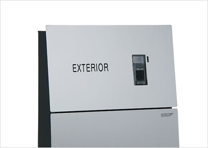 三協アルミ　モダン　おしゃれ　エクステリア　愛知・名古屋の外構専門店パートナーホームのエクステリア　製品一覧　機能ポール ステイム　テレビインターホンカバーパネル・ インターホンカバーパネル インターホンの露出を抑え、よりスタイリッシュに演出します。インターホンは当社推奨品の取り付けが可能です。 ●インターホンとインターホンカバーの間には若干すき間が生じます。|パートナーホーム