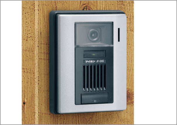 三協アルミ　モダン　おしゃれ　エクステリア　愛知・名古屋の外構専門店パートナーホームのエクステリア　製品一覧　機能ポール　　コレット　（テレビ）インターホンカバー【オプション】 条件に応じて市販品の取り付けが可能です。また、インターホンまわりを飾る、アルミ鋳物製のカバーを用意しています。 ●テレビインターホンを取り付ける場合、取り付け位置に制限があります。 ●照明PD33型を組み合わせる場合は、テレビインターホンは使用できません。|パートナーホーム