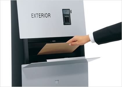 三協アルミ　モダン　おしゃれ　エクステリア　愛知・名古屋の外構専門店パートナーホームのエクステリア　製品一覧　機能ポール ステイム　ポスト 前入れ後出しで使用できます。投函口にはスタイリッシュなデザインを損なわない投函口バネルを装備。投口認識シールが貼り付けてあり、軽く引くことで開きます。|パートナーホーム