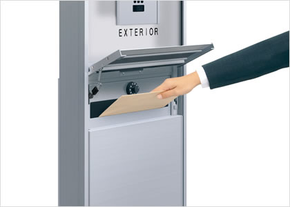 三協アルミ　モダン　おしゃれ　エクステリア　愛知・名古屋の外構専門店パートナーホームのエクステリア　製品一覧　機能ポール　スリムモダン　ポスト 前入れ前出しタイプと入れ後出しタイプの2タイプがあります。受け口のパネルには投函口認識シールが貼り付けてあります。取り出し口は開閉時の音鳴りや指はさみを軽減するためにゆっくりと開閉し、簡易錠（ダイヤル式）を標準装備しています。簡易錠のダイヤルの数字はアラビア数字です。また、取り出し口を開くとポスト内部が点灯するポストライトもオプションで用意しています。|パートナーホーム