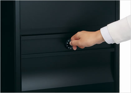 三協アルミ　モダン　おしゃれ　エクステリア　愛知・名古屋の外構専門店パートナーホームのエクステリア　製品一覧　機能ポール ステイム　ポスト【ダイヤル錠タイプ】 取り出し口に簡易錠（ダイヤル式）を標準装備しています。|パートナーホーム