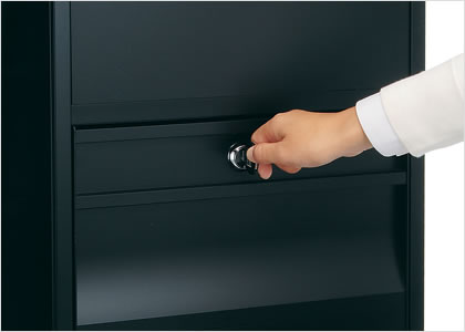 三協アルミ　モダン　おしゃれ　エクステリア　愛知・名古屋の外構専門店パートナーホームのエクステリア　製品一覧　機能ポール ステイム　ポスト【シリンダー錠タイプ】 取り出し口の施解錠を専用キーで行う、シリンダー錠タイプです。 ●シリンダー錠タイプは防犯性に配慮し、鍵の掛け忘れを防ぐため、解錠状態ではキーが抜けない仕様になっています。|パートナーホーム