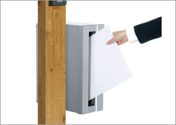 三協アルミ　モダン　おしゃれ　エクステリア　愛知・名古屋の外構専門店パートナーホームのエクステリア　製品一覧　機能ポール　　コレット　ポスト〈側面設置タイプ〉（1型のみ） さまざまな住宅スタイルに対応する豊富なデザインを用意しています。|パートナーホーム