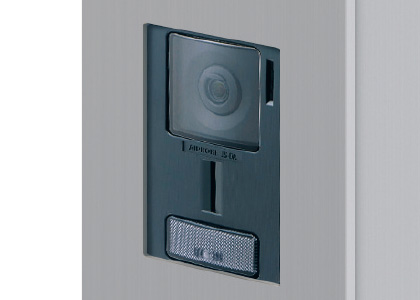 三協アルミ　モダン　おしゃれ　エクステリア　愛知・名古屋の外構専門店パートナーホームのエクステリア　製品一覧　機能ポール モデアⅡ　インターホン 条件に応じて市販品の取り付けが可能です。当社推奨品をお選びいただくことにより、突起のないスッキリとした納まりになります。 ●インターホンとインターホンカバーの間には若干すき間が生じます。|パートナーホーム