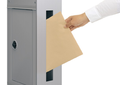 三協アルミ　モダン　おしゃれ　エクステリア　愛知・名古屋の外構専門店パートナーホームのエクステリア　製品一覧　機能ポール フレムス Modea　ポスト 前入れ後出しタイプと前入れ横出しタイプの2タイプがあります。取り出し口には簡易錠（ダイヤル式）を標準装備しています。簡易錠のダイヤルの数字はアラビア数字です。また、取り付ける場所に応じて開き勝手の変更もできます|パートナーホーム