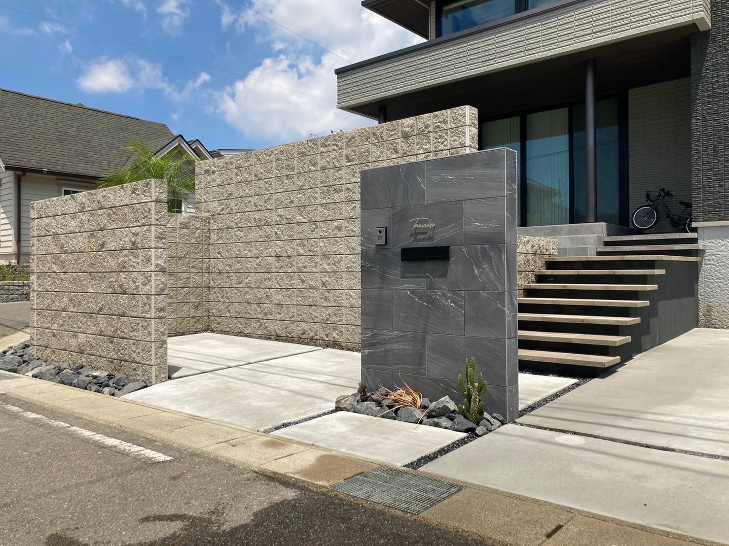 新築外構工事　愛知県　名古屋　施工事例　化粧ブロック　塀　門壁　ウォール　タイル　おしゃれ　パートナーホーム|パートナーホーム