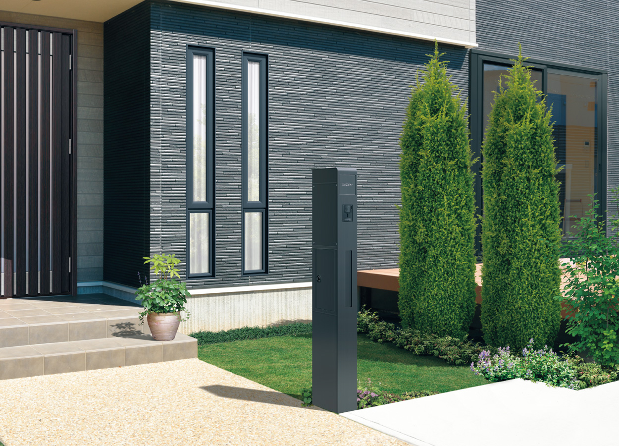 三協アルミ　モダン　おしゃれ　エクステリア　愛知・名古屋の外構専門店パートナーホームのエクステリア　製品一覧　機能ポール モデアⅡ　 ブラック　照明内蔵／ポスト前入れ横出し ブラック　照明内蔵／ポスト前入れ横出し 使用アイテム：インターホン台座〈KPMNｰD〉／表札〈KPMNｰNKｰAL〉|パートナーホーム