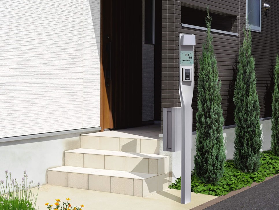 三協アルミ　機能ポール　クルポ【外構エクステリア商品】|カラーバリエーション　三協アルミ　モダン　おしゃれ　エクステリア　愛知・名古屋の外構専門店パートナーホームのエクステリア　製品一覧　機能ポール　クルポ　右ねじりタイプ／サンシルバー 表札〈KPｰGｰ1S：クリア〉／ポスト〈STSｰ2N・L：シルバー〉／ポスト取り付け金具〈STSｰTK〉／照明〈PE1型：シルバー〉|パートナーホーム