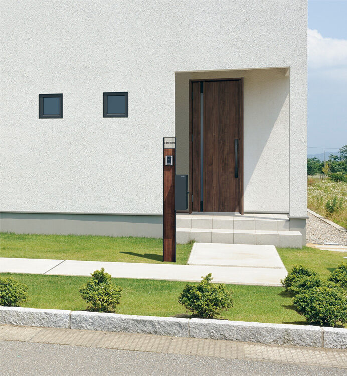 三協アルミ　モダン　おしゃれ　エクステリア　愛知・名古屋の外構専門店パートナーホームのエクステリア　製品一覧　機能ポール　ファノーバ２　JNK（木調部：スモークナット／形材部：ブラック） 照明なし／表札〈KPB-PA：クリア〉／ポスト〈STE-2・R：ブラック〉／ポスト取り付け金具〈STE-TK〉|パートナーホーム