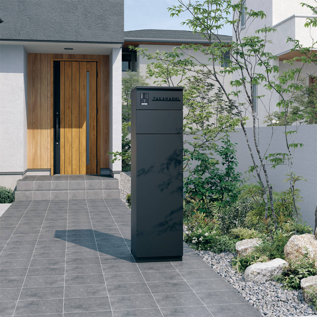 三協アルミ　モダン　おしゃれ　エクステリア　愛知・名古屋の外構専門店パートナーホームのエクステリア　製品一覧　機能ポール フレムス Grand　施工イメージ　機能ポール本体：マットブラック（GKC） 機能ポール本体〈KPBG-15R：マットブラック（GKC）〉／前面パネル〈KPBG-IP（インターホンあり）〉／表札〈KMG-CG-2：ステンレスタイプ（切り文字：ブラック（KC））〉|パートナーホーム