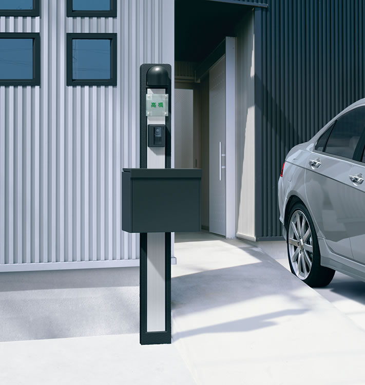 三協アルミ　モダン　おしゃれ　エクステリア　愛知・名古屋の外構専門店パートナーホームのエクステリア　製品一覧　機能ポール　ジアル　2N型 ブラック／表札〈KPｰGｰ3S：クリア〉／ポスト〈SMAｰ1：ブラック〉／ポスト取り付け金具〈KPGｰ1・2ｰPD〉／照明〈PD38型：黒〉|パートナーホーム