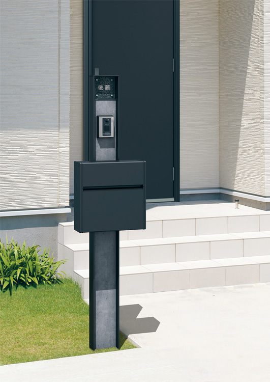 三協アルミ　モダン　おしゃれ　エクステリア　愛知・名古屋の外構専門店パートナーホームのエクステリア　製品一覧　機能ポール　ファノーバ２　MRK（ボード部：フェルノア／形材部：ブラック） 照明なし／表札〈KP-T-1S：ブラック〉／表札台座〈KPB-D〉／ポスト〈SWE-1：ブラック〉／ポスト取り付け金具〈SWE-FTK〉|パートナーホーム