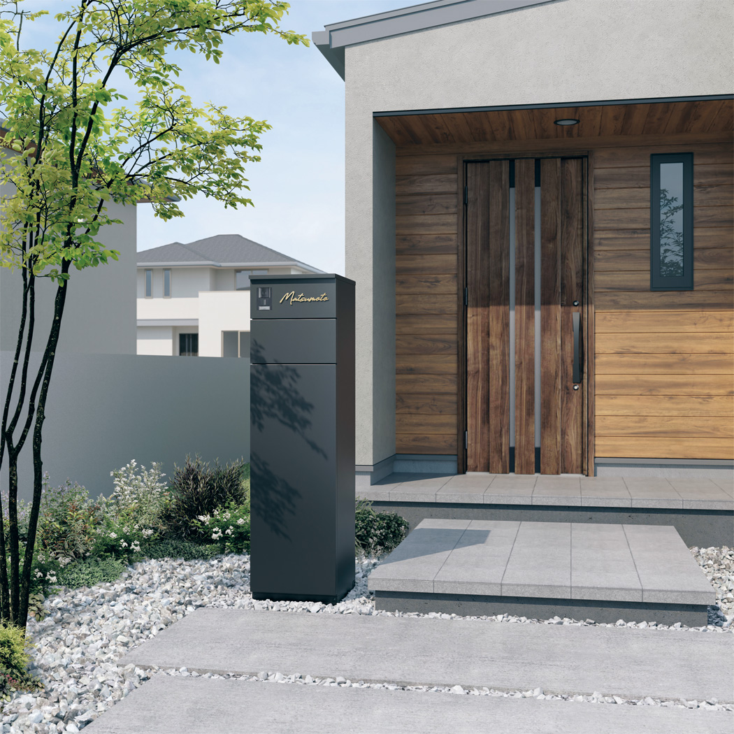 三協アルミ　モダン　おしゃれ　エクステリア　愛知・名古屋の外構専門店パートナーホームのエクステリア　製品一覧　機能ポール フレムス Grand　施工イメージ　機能ポール本体：マットブラック（GKC） 機能ポール本体〈KPBG-15R：マットブラック（GKC）〉／前面パネル〈KPBG-N（インターホンなし）〉／表札〈KMG-CG-1：ステンレスタイプ（切り文字：ゴールド（EGD））〉|パートナーホーム