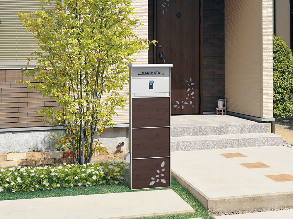 三協アルミ　モダン　おしゃれ　エクステリア　愛知・名古屋の外構専門店パートナーホームのエクステリア　製品一覧　機能門柱 アクセンティア　独立仕様／デザインタイプ ポスト前入れ後出しタイプ／テレビインターホンカバー〈ATｰKMｰTCH2〉／表札〈KPｰKMGｰCMｰ1：ブラック〉／外部コンセント〈CPOP〉|パートナーホーム