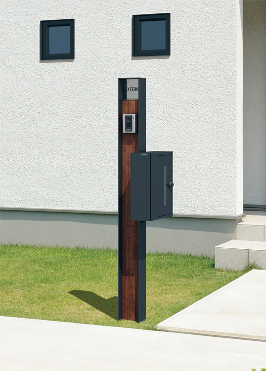 三協アルミ　モダン　おしゃれ　エクステリア　愛知・名古屋の外構専門店パートナーホームのエクステリア　製品一覧　機能ポール　ファノーバ２　JNK（木調部：スモークナット／形材部：ブラック） 表札〈KPB-PA：クリア〉／ポスト〈STE-2・R：ブラック〉／ポスト取り付け金具〈STE-TK〉|パートナーホーム
